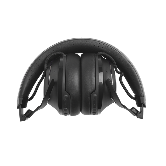 JBL CLUB 700BT - Black - Wireless on-ear headphones - Detailshot 3